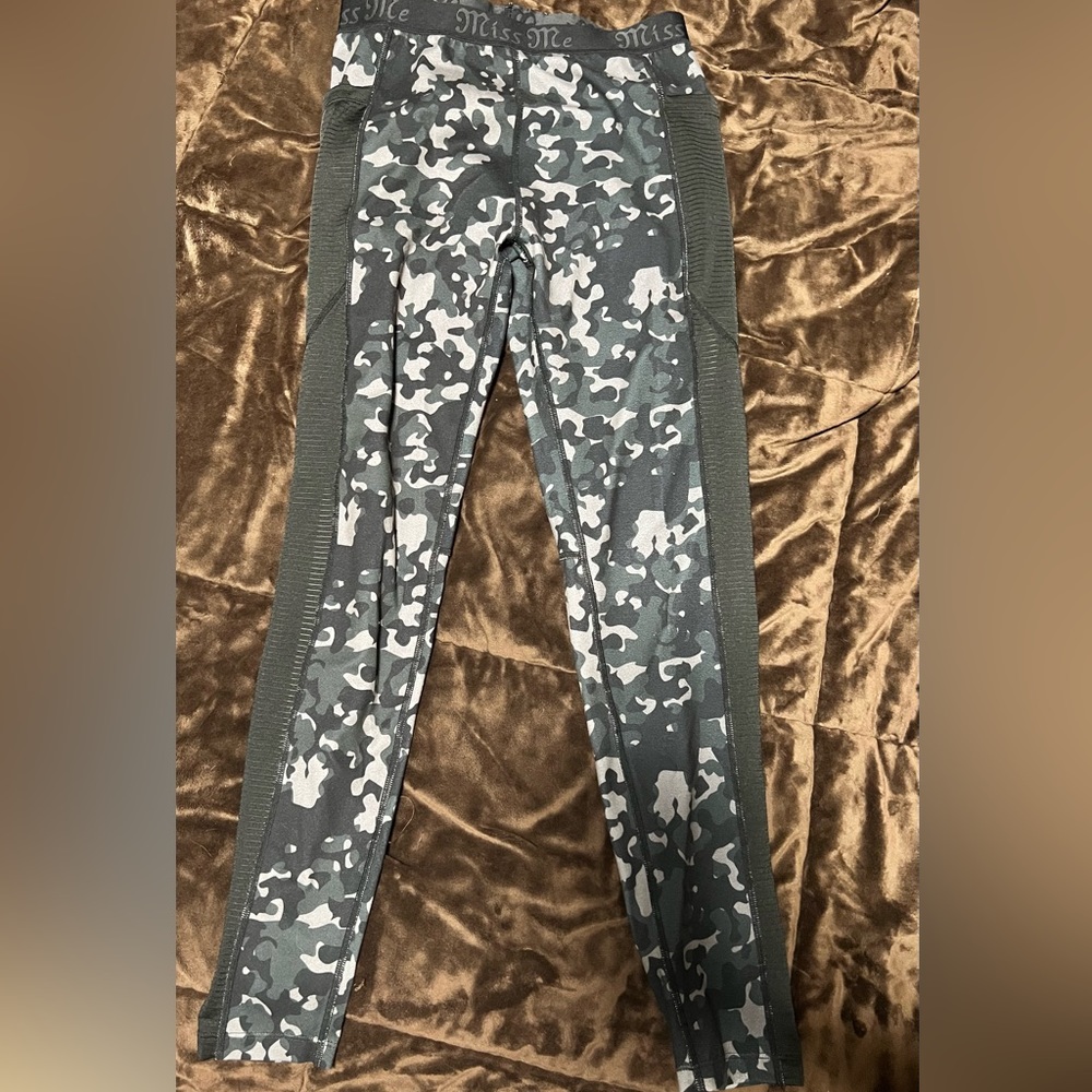 Miss Me cropped leggings. Size M. Black and gray camouflage. A164159